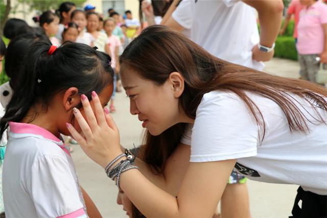 女儿上幼儿园不哭不闹，3个月后却被劝退，老师：孩子心理压力大