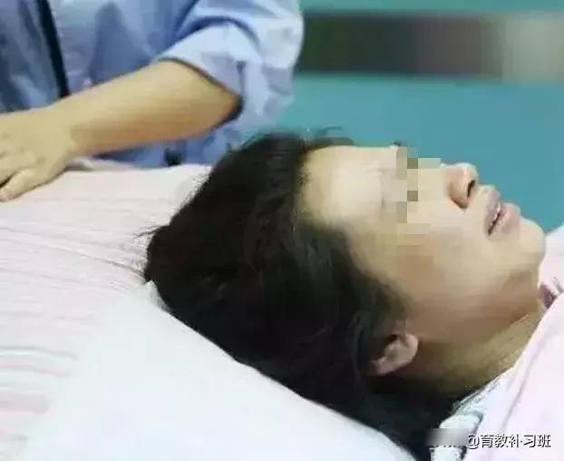 “我妈妈还好吗”6岁女儿产房外守护妈妈生二胎，父亲却在家睡觉