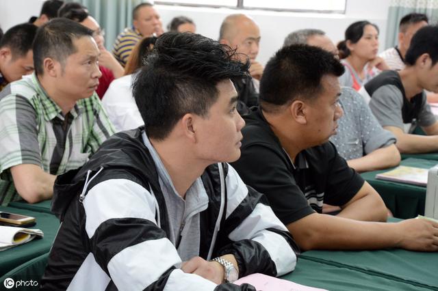 90后宝妈打扮成这样去开家长会，老师：您是来干嘛的？
