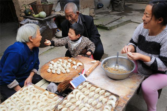 老人叮嘱外孙多吃点，却只给孙子夹菜，外孙真的不如孙子亲？