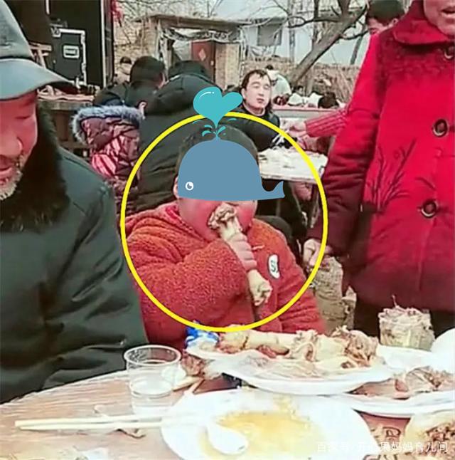 菜未落桌，奶奶就帮孙子“抢”到肉，过来人：好好的孩子被养废了
