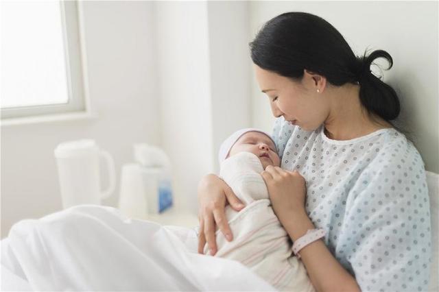 新生儿第一口先喝水还是奶？答案很意外