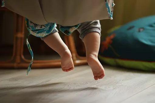孩子从来不在幼儿园拉臭臭，知道真相后，妈妈后悔了...