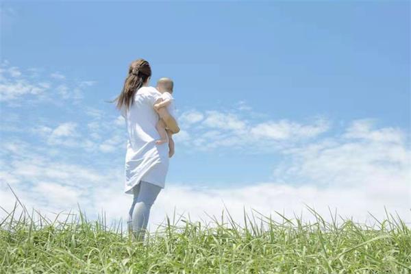 25岁宝妈趁宝宝睡着后，出门放松，回家后发现宝宝永远闭上了眼睛