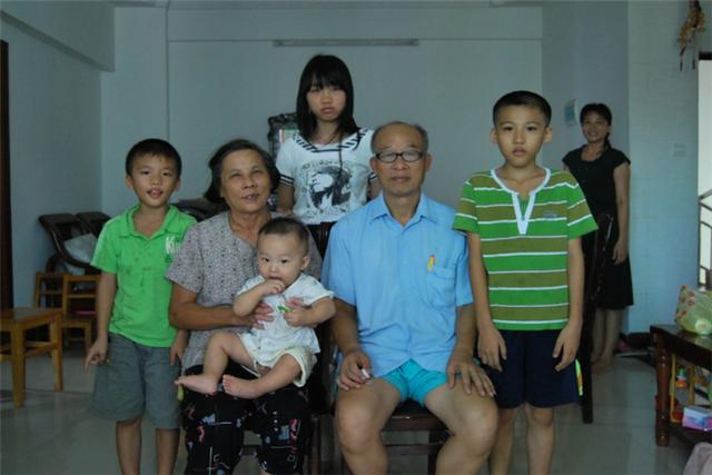 老人叮嘱外孙多吃点，却只给孙子夹菜，外孙真的不如孙子亲？