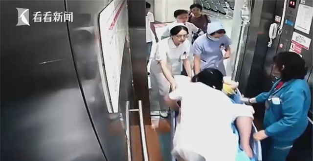 这个“走路带风”的急诊科医生 跪着托起新生命