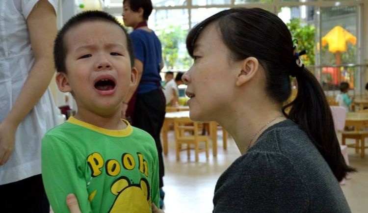 孩子刚上幼儿园，家长最好别做出这3种行为，免得老师反感！