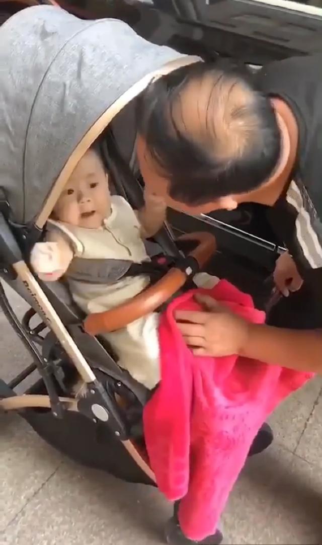 姥爷要亲宝宝，宝宝的反应很激烈，让一旁妈妈笑喷了