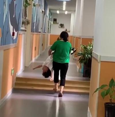 孩子上幼儿园的第五天，被奶奶扛着进教室，一旁的妈妈都笑喷了