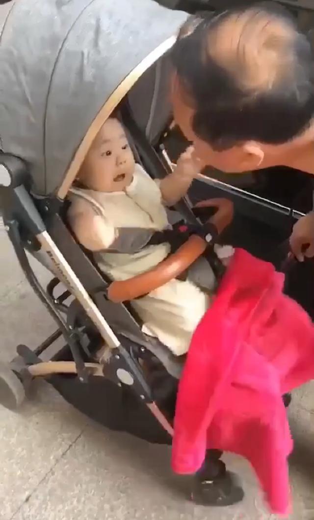 姥爷要亲宝宝，宝宝的反应很激烈，让一旁妈妈笑喷了