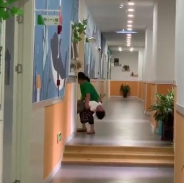 孩子上幼儿园的第五天,被奶奶扛着进教室,一旁的妈妈都笑喷了