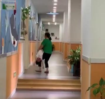 孩子上幼儿园的第五天，被奶奶扛着进教室，一旁的妈妈都笑喷了