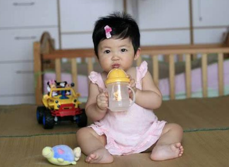 如果宝宝肚子里有“蛔虫”，身体会出现3种症状，家长要细心观察