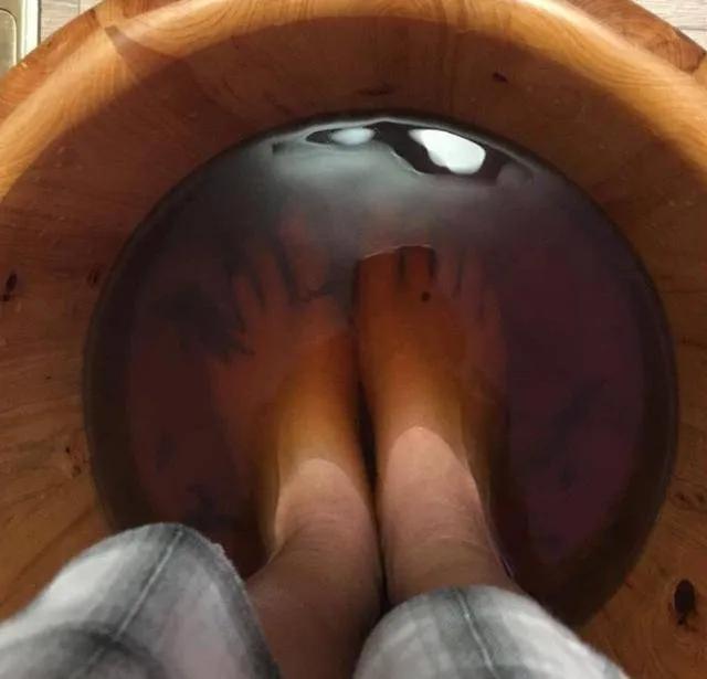 泡脚的最佳时间和温度泡多久_泡脚适宜温度是多少和时间_泡脚一般什么温度