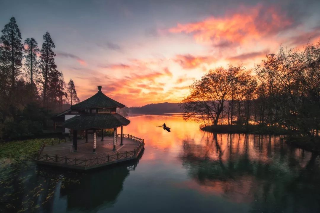 天行健,君子当自强不息;地势坤,君子当厚德载物.