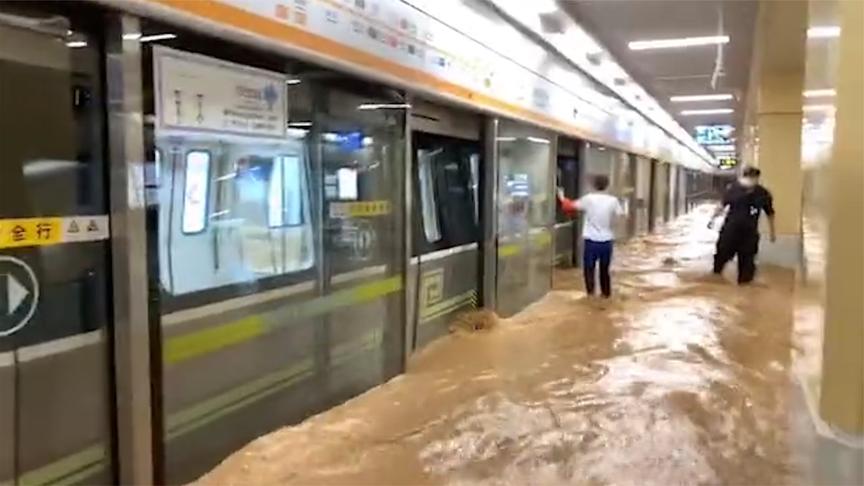 河南郑州暴雨致地铁站积水倒灌:水漫车厢淹没座椅,车站临时关闭