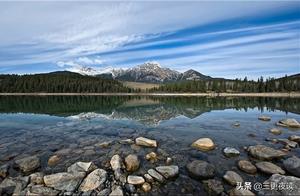 Regarding the trivialities of the world, one's inner peace remains undisturbed.