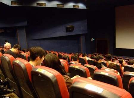 多家公司上半年净利润均为亏损状态;而对于广大观众而言,没有电影