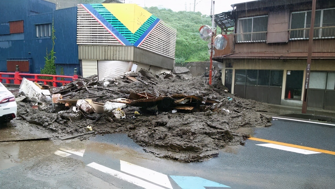 日本静冈县泥石流图片