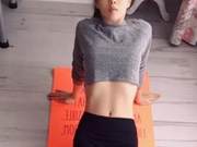 50-Year-Old Yībóuqì (Irene Yang) Loses 38kg, Reveals Slim Waist and Attracts Attention! How Does She Exercise?