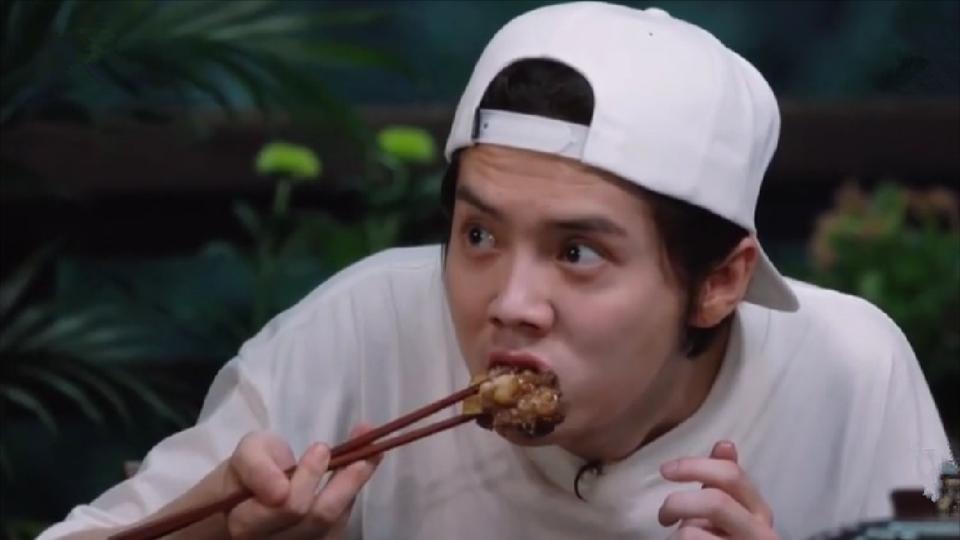 食量惊人的明星:鹿晗大口大口吃猪蹄,热巴吃炒米粉哧溜一大口