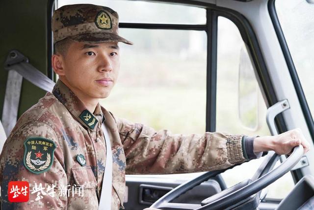 周云波在部队是一名驾驶员兼修理工