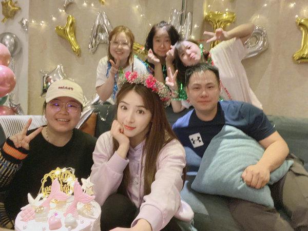 张含韵庆31岁生日开心晒照 头戴花环少女感满分