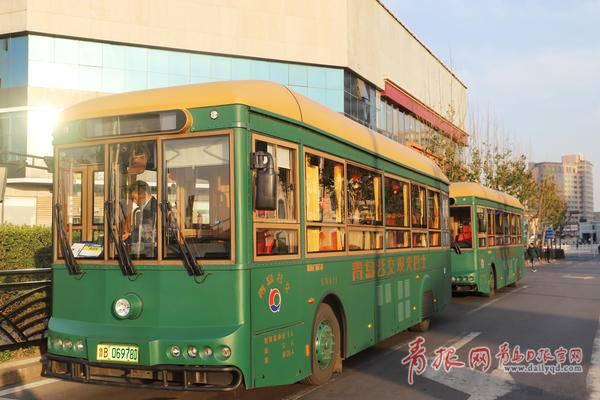 青岛定制公交再恢复两条线路,明天起坐复古观光巴士上下班