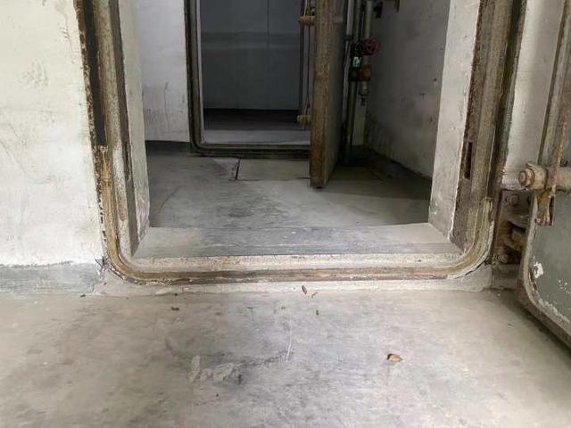 有些楼梯虽然改造好了,但是到地下车库要经过两道人防门,这里有比较高