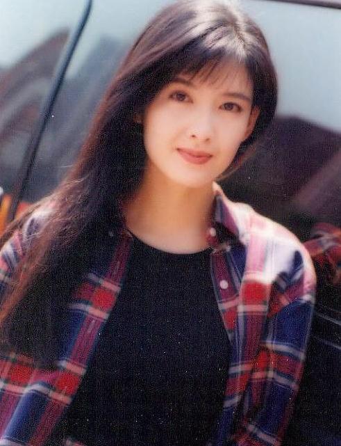 不老女神周慧敏只是剪对了一款发型,52岁依然少女,斜刘海很清纯