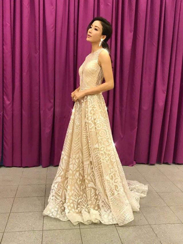 41岁杨怡穿薄纱吊带裙配波浪卷发,端庄大方气质出众,美出新高度