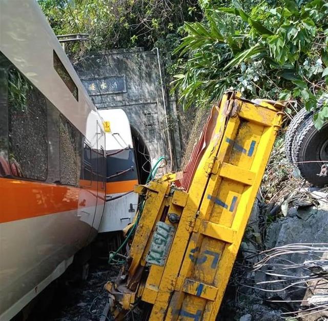 突发!台湾列车脱轨,37人无生命迹象