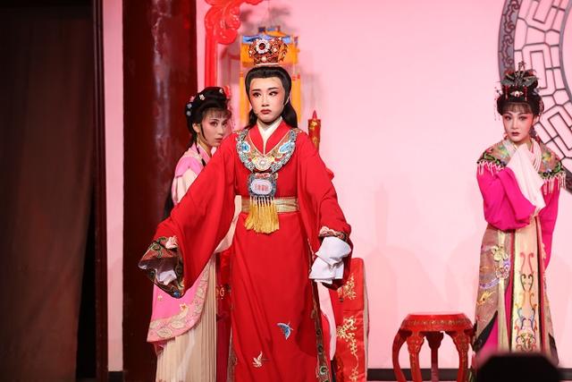 "一进入房间,仿佛就来到了一个全新的戏剧世界.