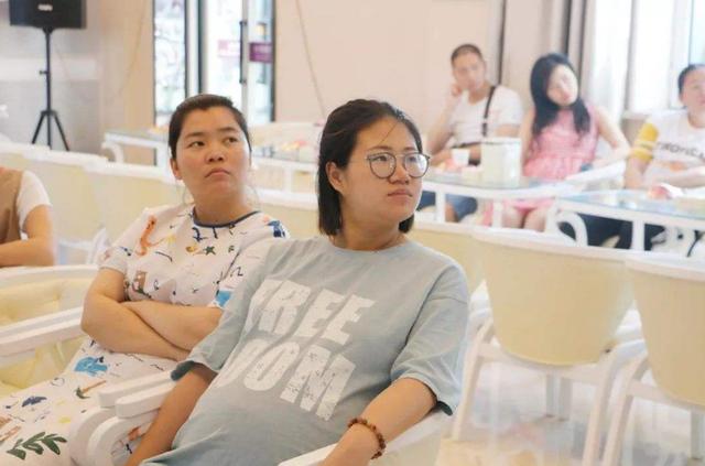 超级宝妈▲老公体验当孕妇，半天就泪流满面：能先取下来，上个厕所吗？
