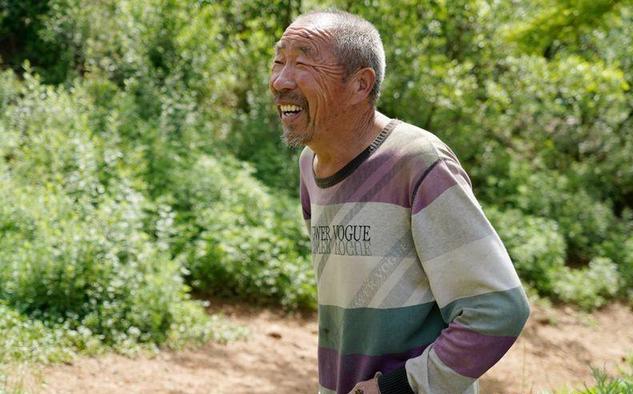 大叔现在待的这个山谷居住着10几户人家,但是在上个世纪末居民们也都