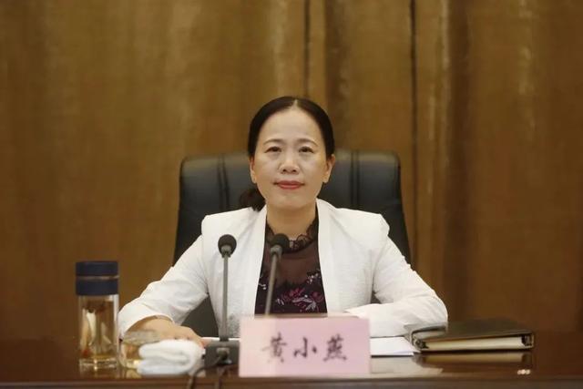 黄小燕早年在南昌市外事侨务办公室任职,其间曾派往多个国家行政研修.