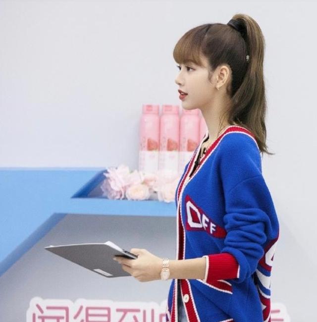 扎着高高的马尾 , 教女孩们跳舞的lisa , 真的是非常的认真严格