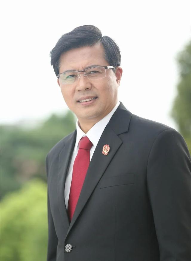 天平街道"汇新知"讲师团成员,著名主持人夏磊(左)访谈佟瑞欣