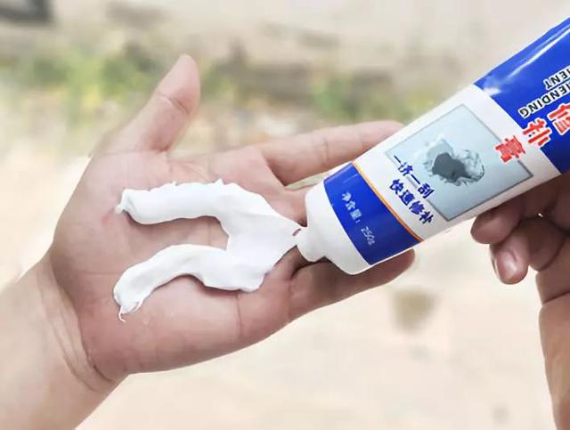 「你的育儿经」被孩子乱涂乱画的墙壁，用修补膏立马能解决！一挤一刮就修复好了