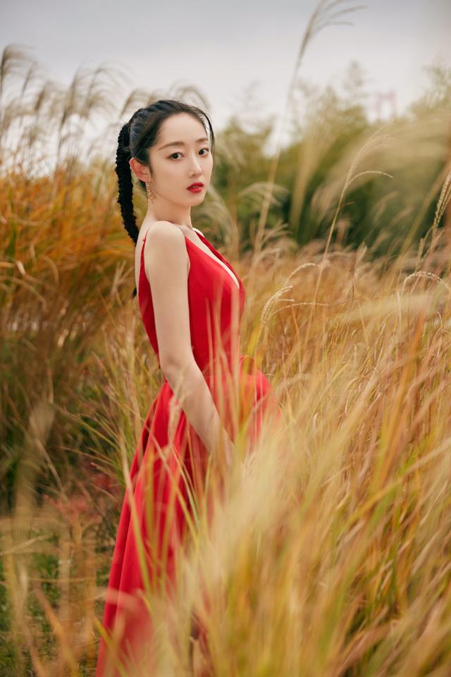 蒋梦婕身着吊带v领红色连衣裙