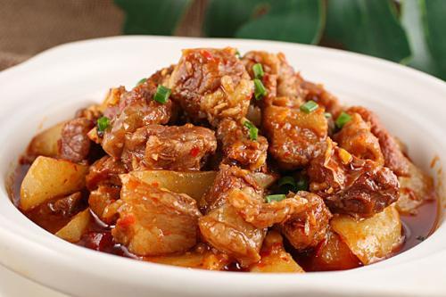 牛腩煲,肉质细嫩,肉汁浓厚,是真正的符合中国人口味的牛腩