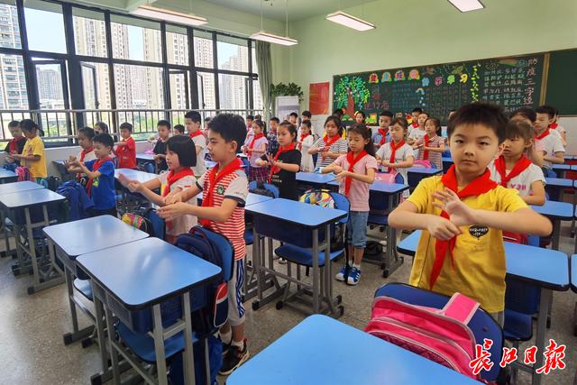 武汉市实验博雅小学学生课间齐做七步洗手操.记者邓小龙 摄