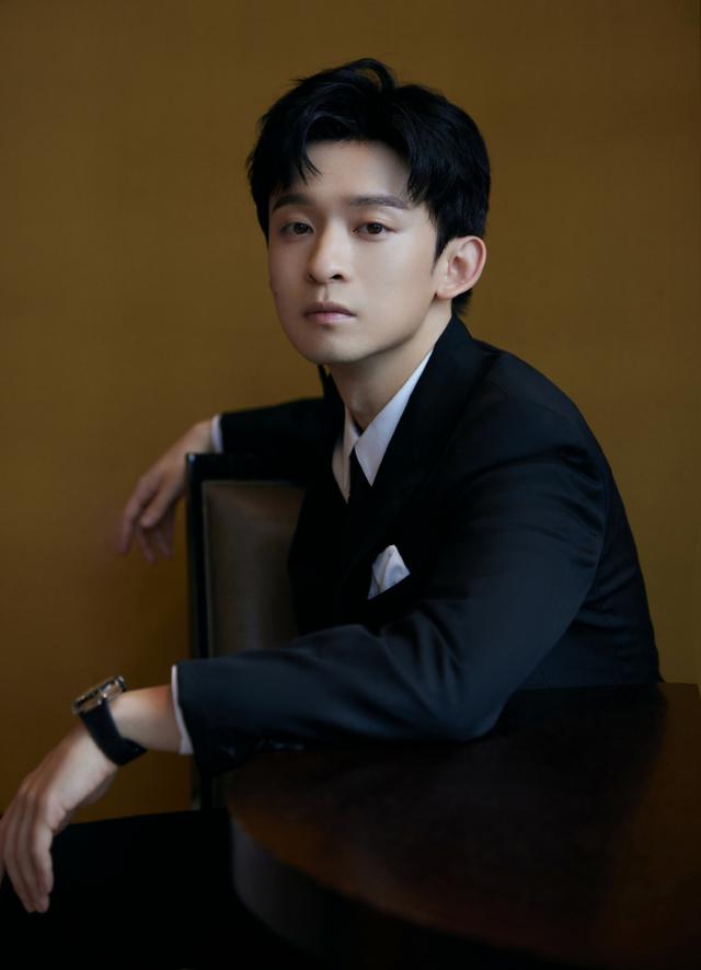 首位入围白玉兰90后男演员 董子健红毯造型曝光 白衬衣配黑西装矜贵