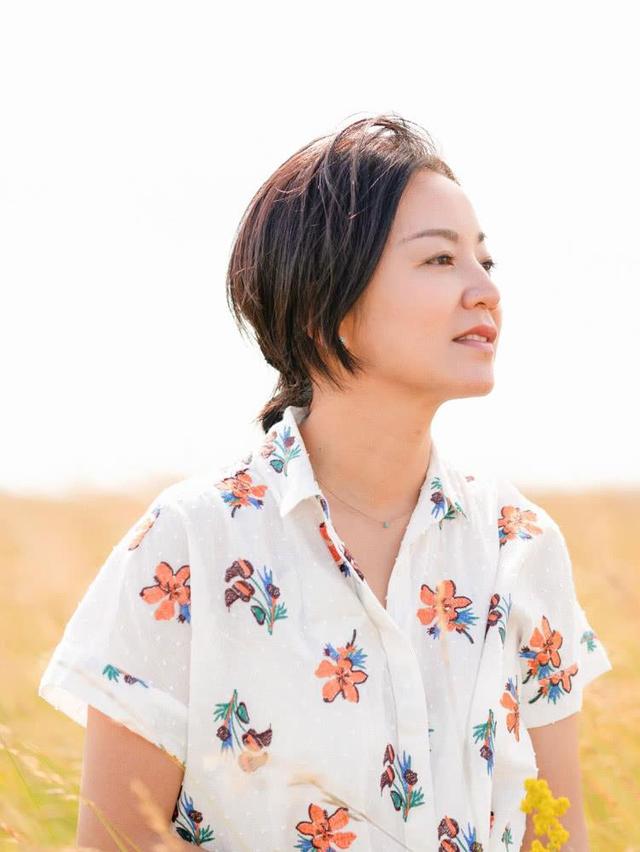 四十几岁的阿雅显年轻,白色衬衫的样子依旧很清纯,你学会了吗?