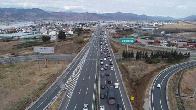 目前,攀西高速公路西昌收费站出现车多排行情况