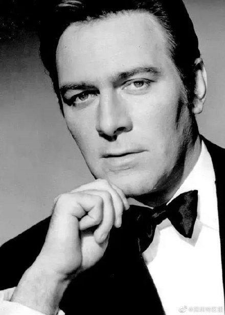 他在本片中饰演了一切事端的源起,富豪小说家哈兰·斯隆比.