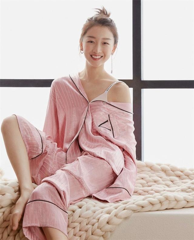 杨幂代言维密,周冬雨代言维,网友:一个阿姨一个初中生