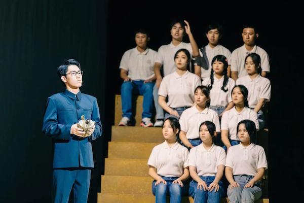华政原创话剧《雷经天》启幕中国校园戏剧节
