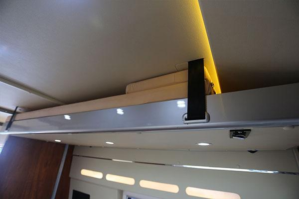 旗舰版才有的电动吊床,放下后同样是1900*900mm尺寸,让车内床位数