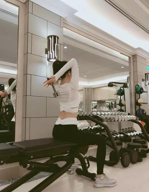 时尚迪科:40岁秦岚瘦而不柴,健身照上腰身亮了,秦岚:过了三十五真的会